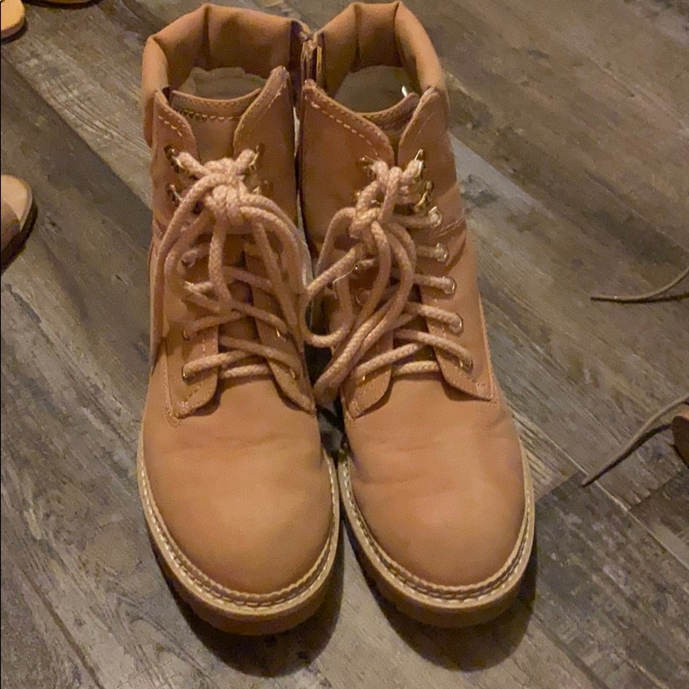I’m selling Steve Madden boots.